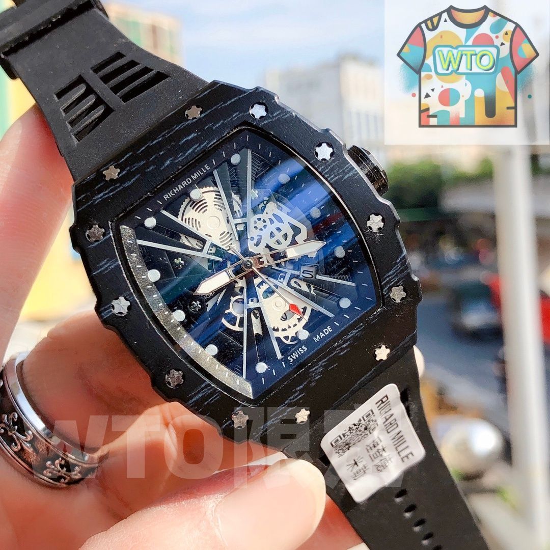 11 独特の透かし彫りダイヤルを特徴とする