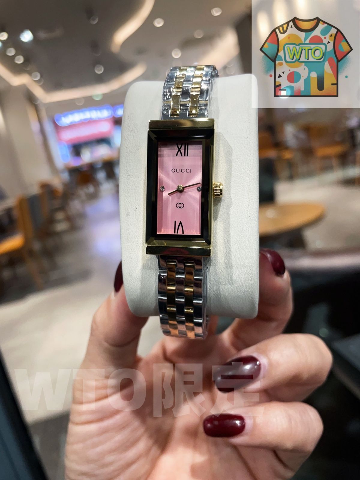 エレガントな長方形ケースを特徴とする