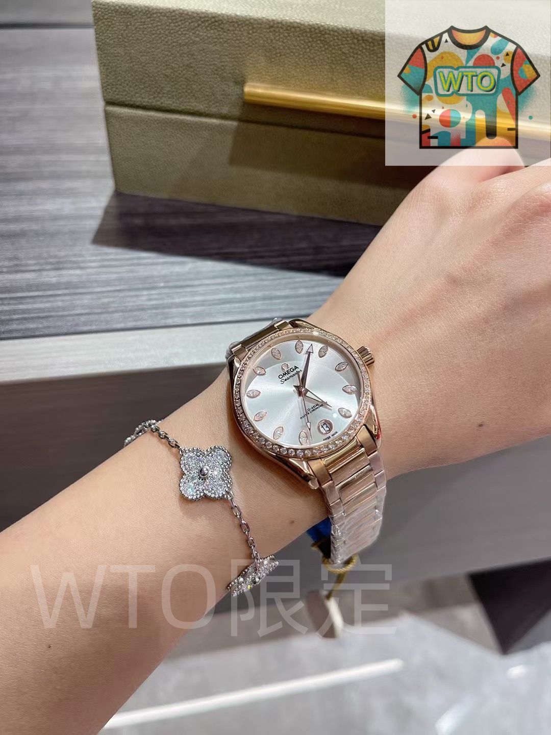 ゴールド調腕時計