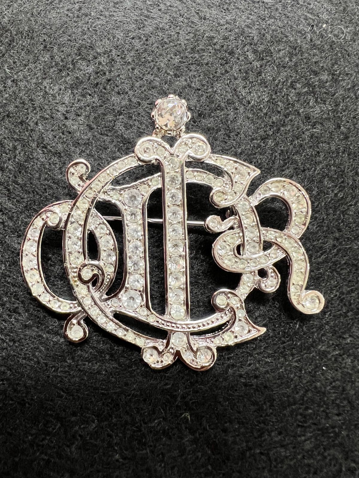 クリスチャンディオール Christian Dior ロゴ ラインストーン ブローチ エンブレム ブローチ シルバーメッキ ラインストーン シルバー レディース