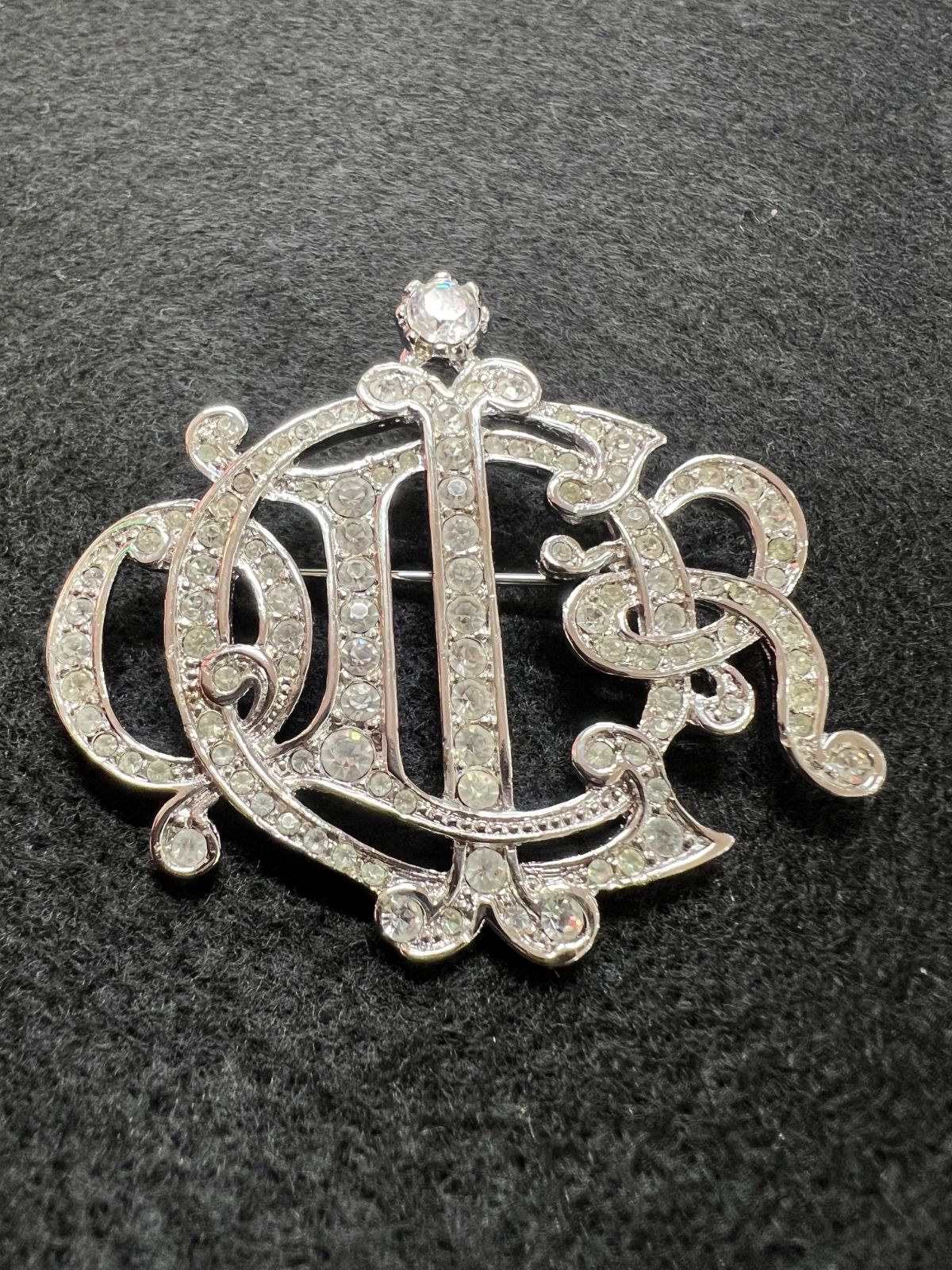 クリスチャンディオール Christian Dior ロゴ ラインストーン ブローチ エンブレム シルバーメッキ シルバー レディース