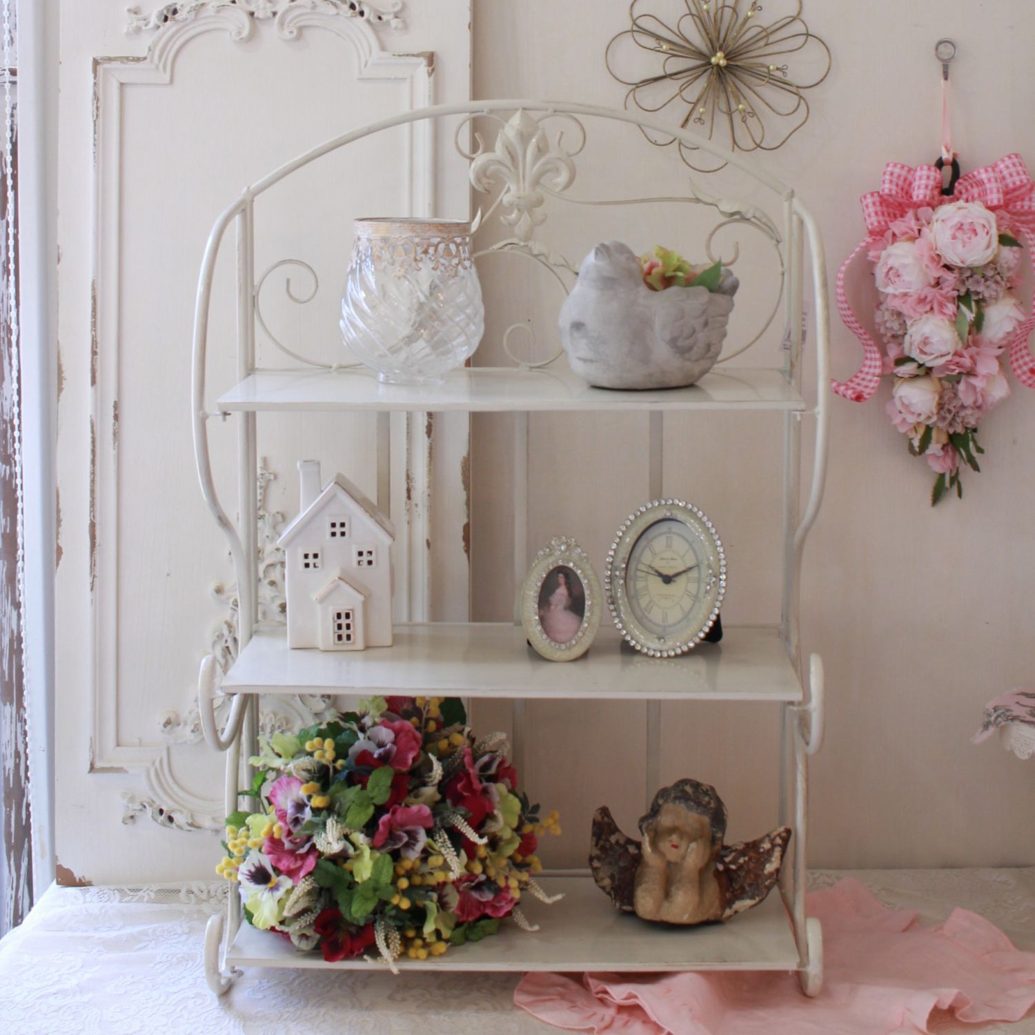 アイアン製 3段シェルフ (858)  ホワイト 飾り棚 花台 シェルフ棚 調味料棚 ラック ロココ調 姫系 可愛い アンティーク風 シャビーシック 輸入 雑貨 antique ブロカント
