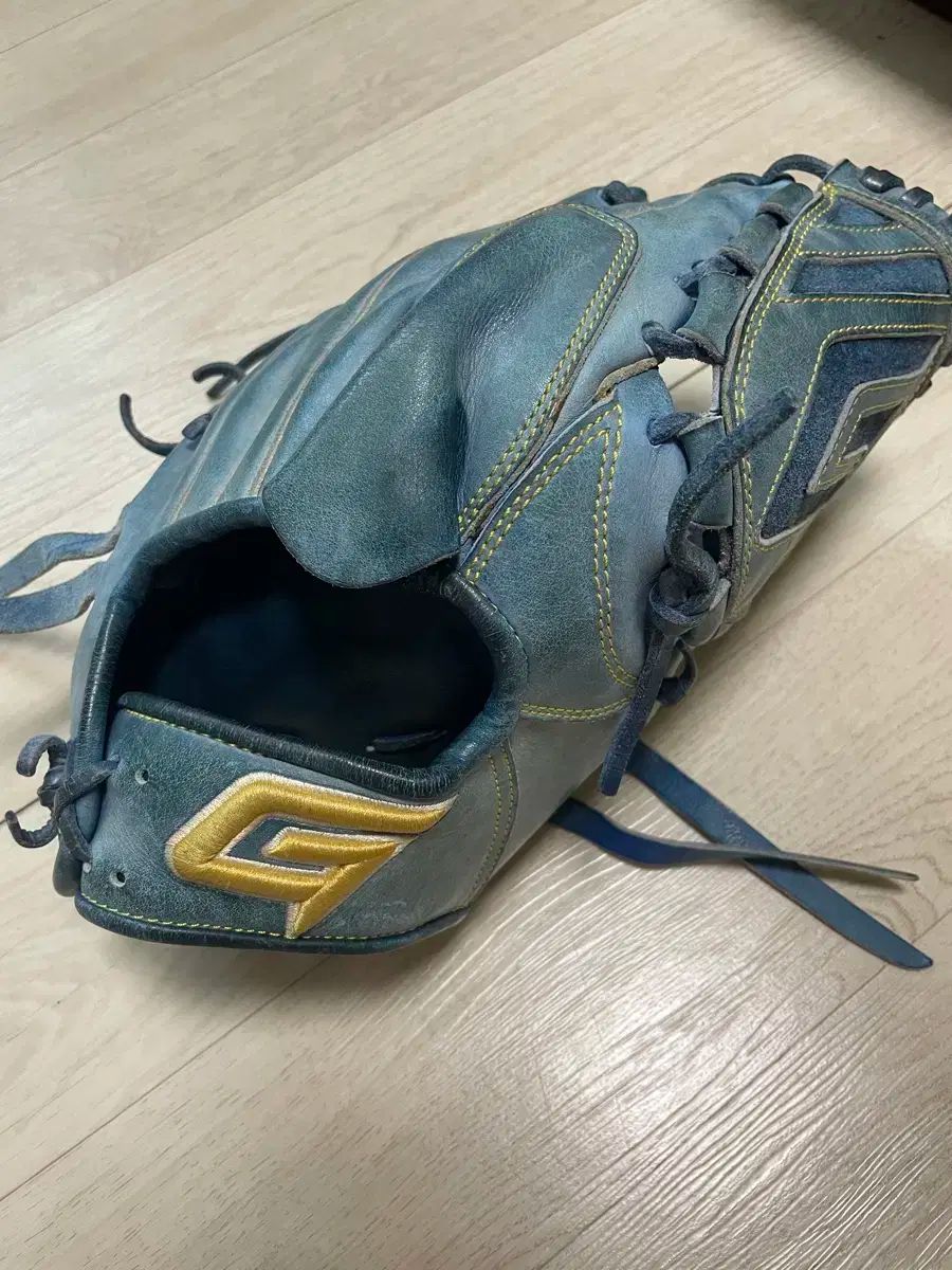 GOLD 投手用グローブ 35万円