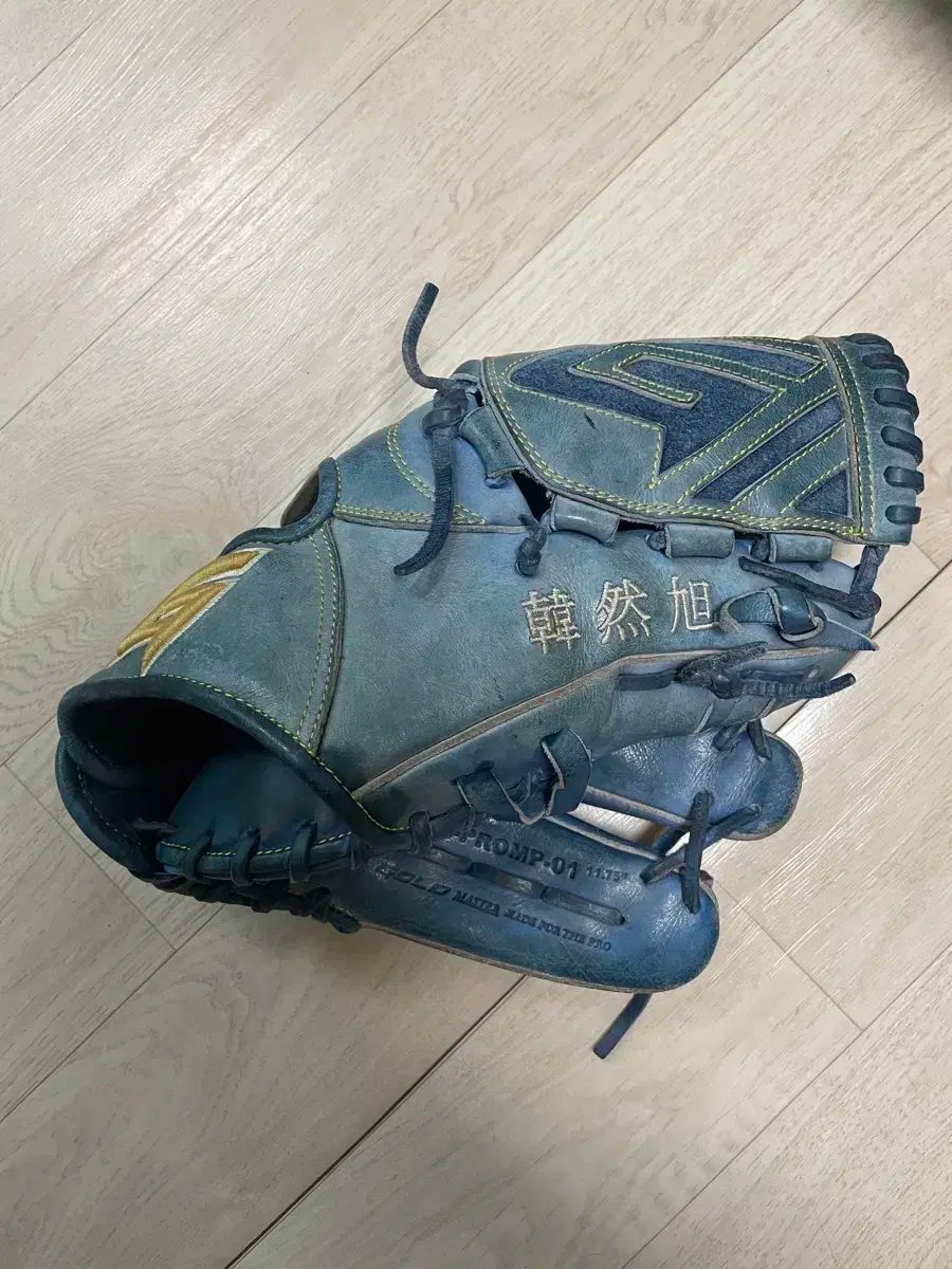 GOLD 投手用グローブ 35万円