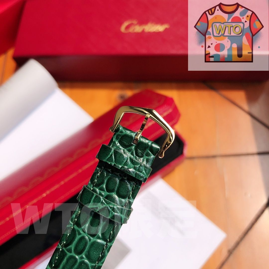 サファイア製の竜頭が太陽の下で輝く