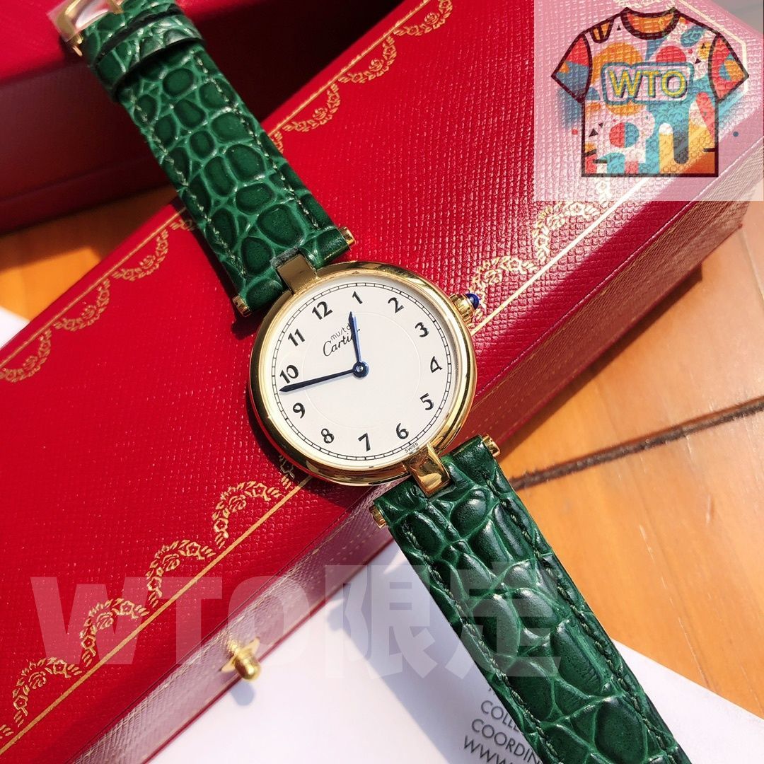 今日 Cartier カルティエ 円盤型 時計 サファイア製の竜頭が太陽の下で輝く