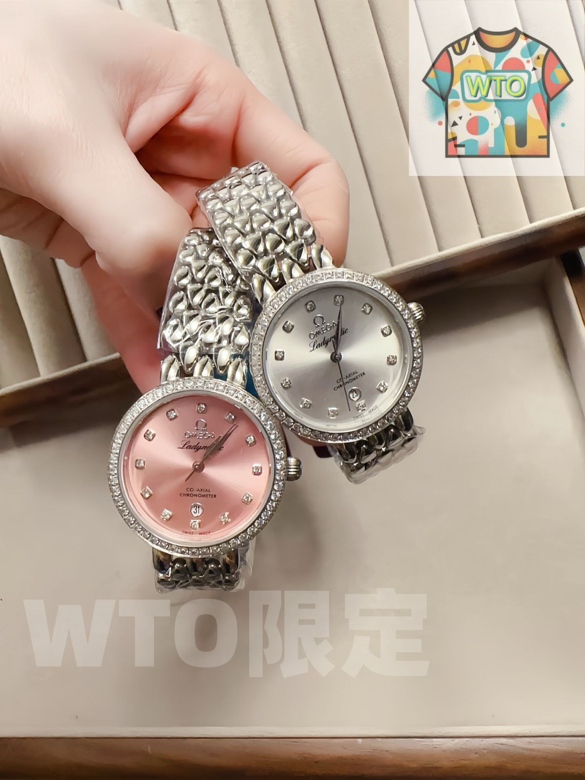 露のしずくが連なって輝かしいバンドを形成しています