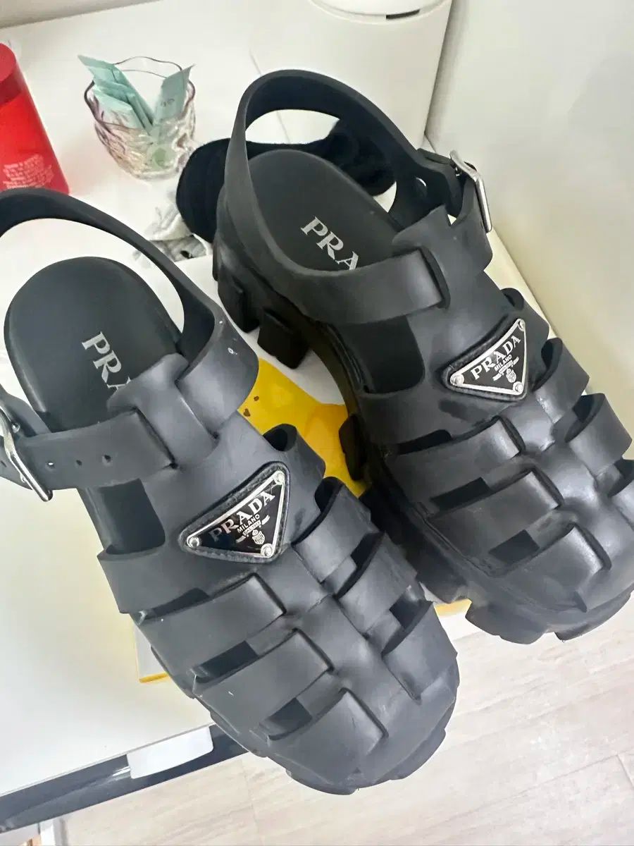 今日 価格 PRADA プラダ ブラック ラバー サンダル 230