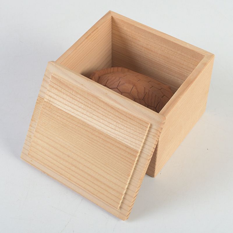 茶道具 飛騨高山 一位一刀彫 牛丸忠之造 亀香合 共布共箱 N S269