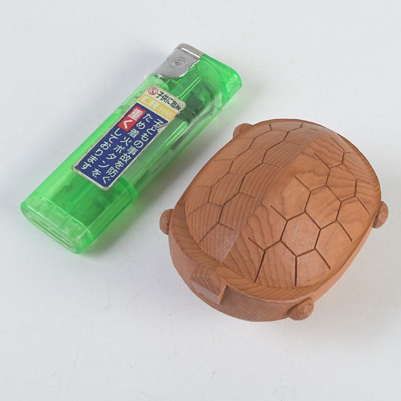 茶道具 飛騨高山 一位一刀彫 牛丸忠之造 亀香合 共布共箱 N S269