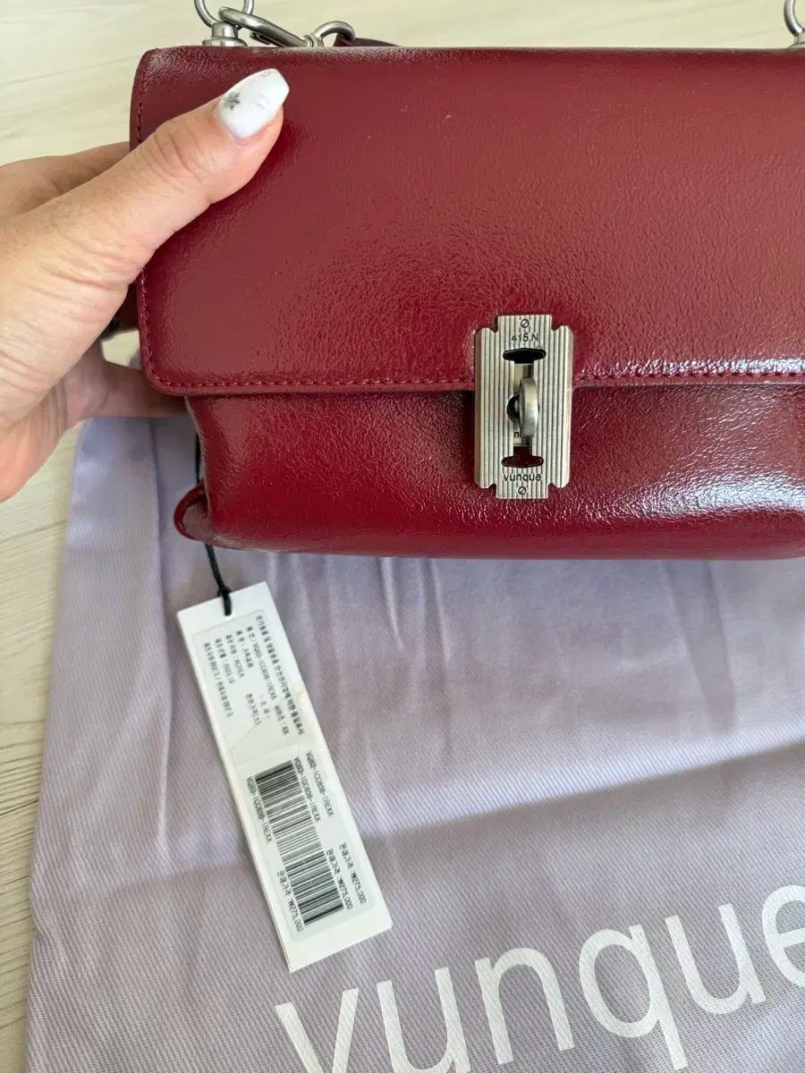 vunque トーク バゲット ミニクロス ベリーレッド