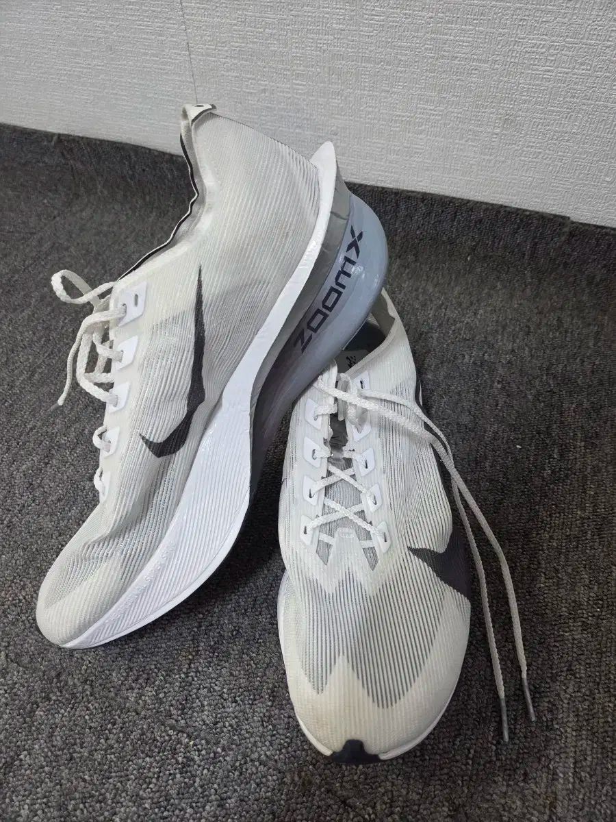 NIKE ヴェイパーフライ4 27.5cm