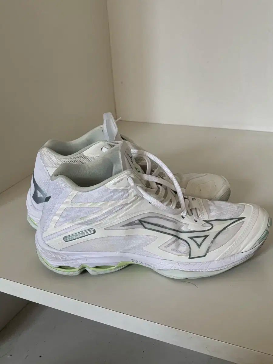 ミズノ バレーボールシューズ サイズ 255 バドミントンシューズ 卓球シューズ