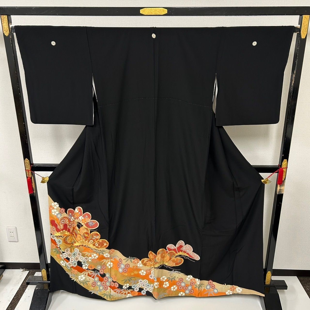 黒留袖 金駒刺繍 金彩 本金箔 松 裄67.5 五つ紋 比翼 正絹 着物 MK