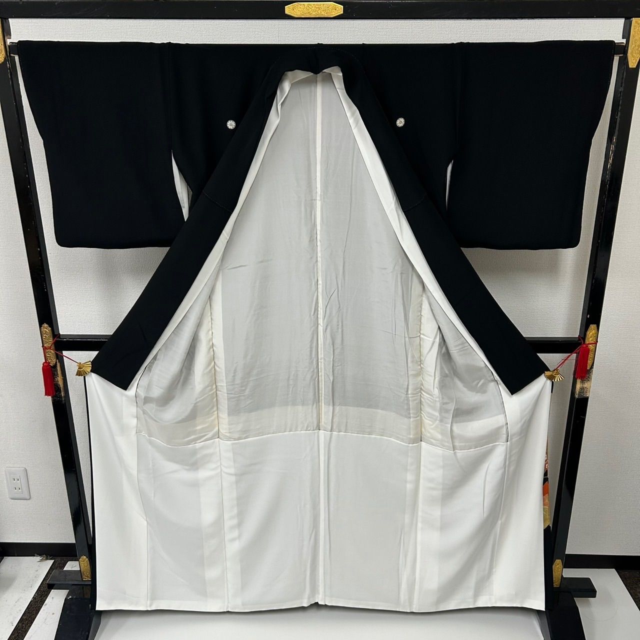 naga圧巻 総刺繍 黒留袖 正絹 比翼 上品な加工 着物 U-5485 naga様専用圧巻 総刺繍 黒留袖 正絹 比翼 上品な加工 着物 U-5485