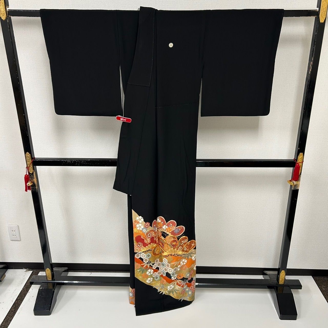 黒留袖 金駒刺繍 金彩 本金箔 松 裄67.5 五つ紋 比翼 正絹 着物 MK