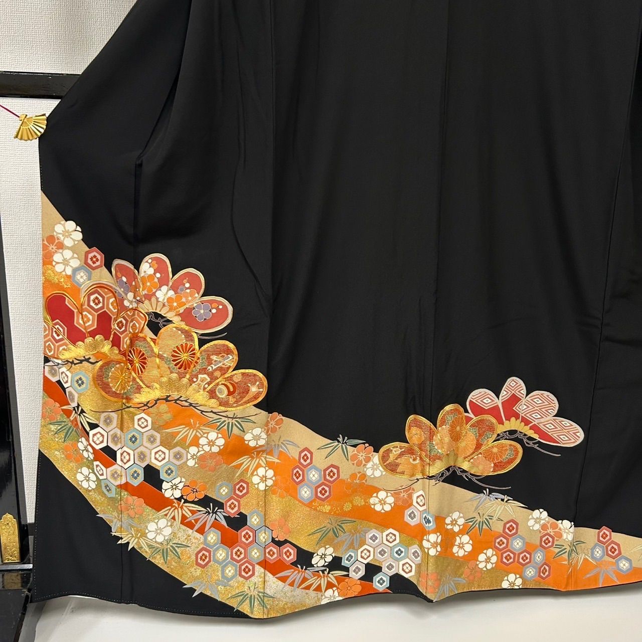 専用C242正絹　黒留袖　比翼付　五つ紋　金駒刺繍　金箔　着物 黒留袖 金駒刺繍 金彩 本金箔 松 裄67.5 五つ紋 比翼 正絹 着物 MK