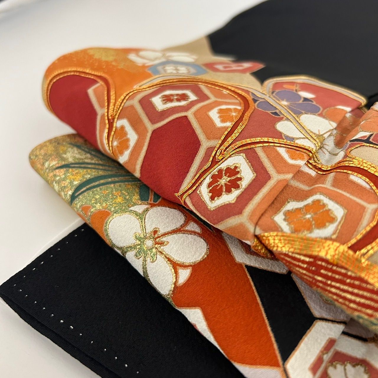 専用C850正絹　黒留袖　比翼付　五つ紋　金駒刺繍　金箔　美品　着物 黒留袖 金駒刺繍 金彩 本金箔 松 裄67.5 五つ紋 比翼 正絹 着物 MK