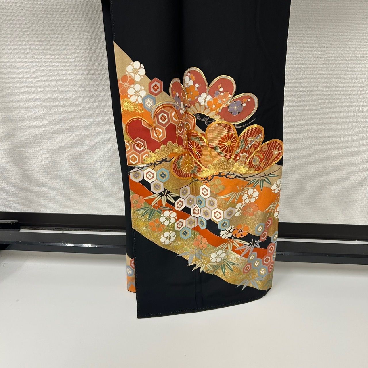 黒留袖 金駒刺繍 金彩 本金箔 松 裄67.5 五つ紋 比翼 正絹 着物 MK