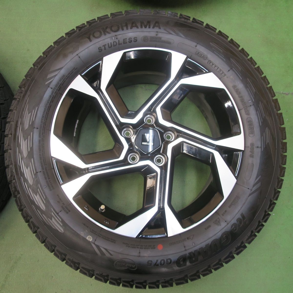 状態良好 2022年製 スタッドレス 19インチ バリ溝 深リム トヨタ 状態良好 2022年製 スタッドレス 19インチ バリ溝 深リム トヨタ