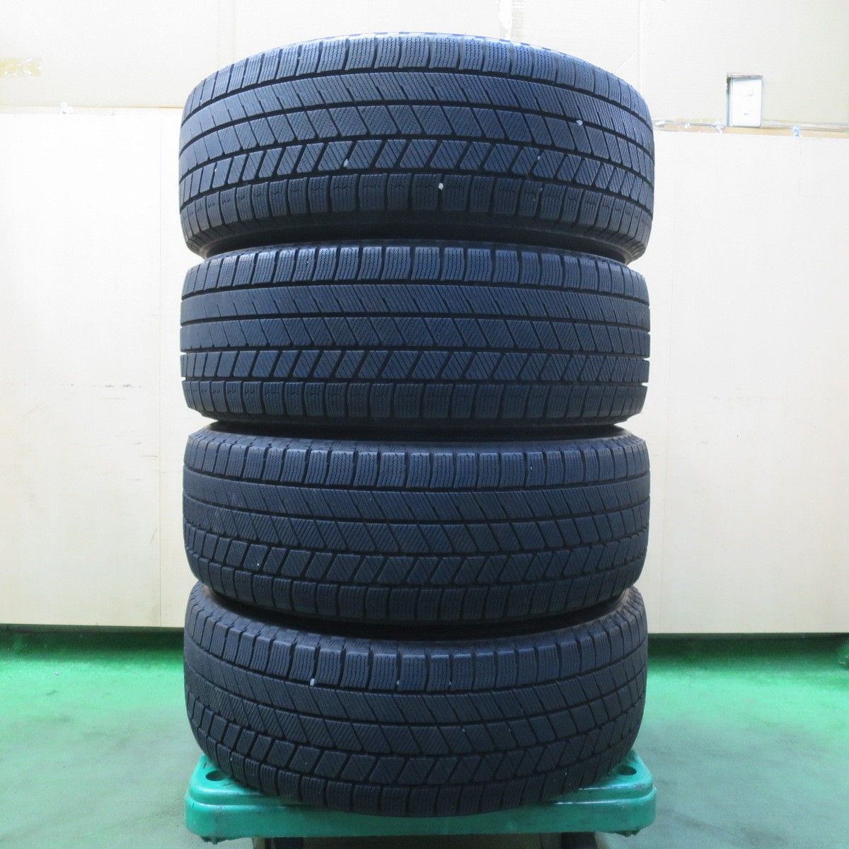 215/60R16 ブリヂストンVRX3 バリ溝 美品 2023年製 2本② バリ溝！23年！キレイ！9.5分☆スタッドレス 215/60R16 ブリヂストン