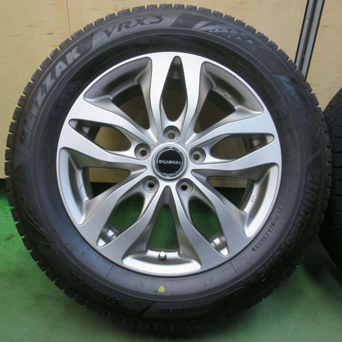 バリ溝 23年 キレイ 9 5分 スタッドレス 215 60 R 16 ブリヂストン ブリザック VRX 3 バルミナ 16インチ PCD 114 5 H 5110814イス