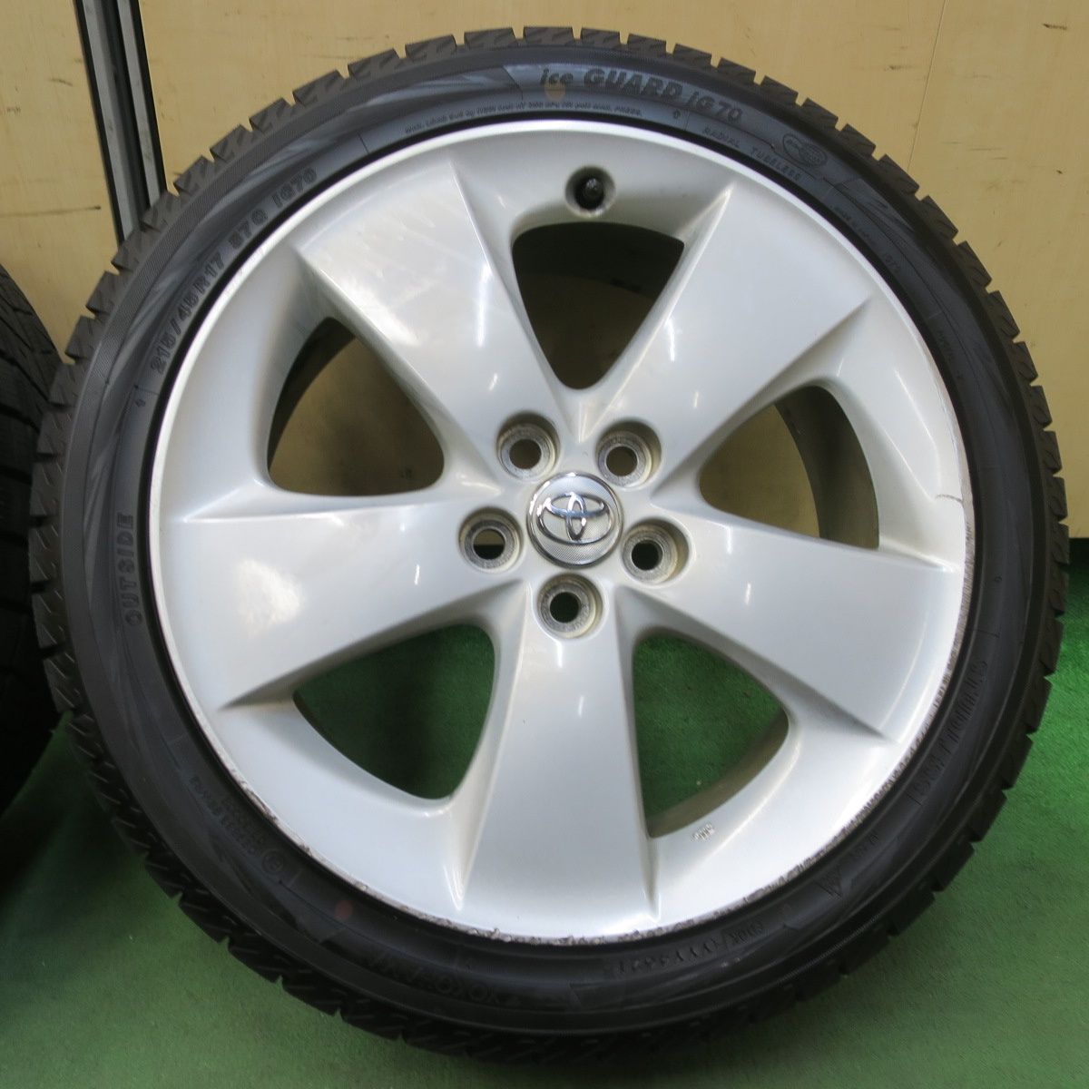 2024製バリ溝 プリウス 純正 17インチ ヨコハマ215/45R17 バリ溝