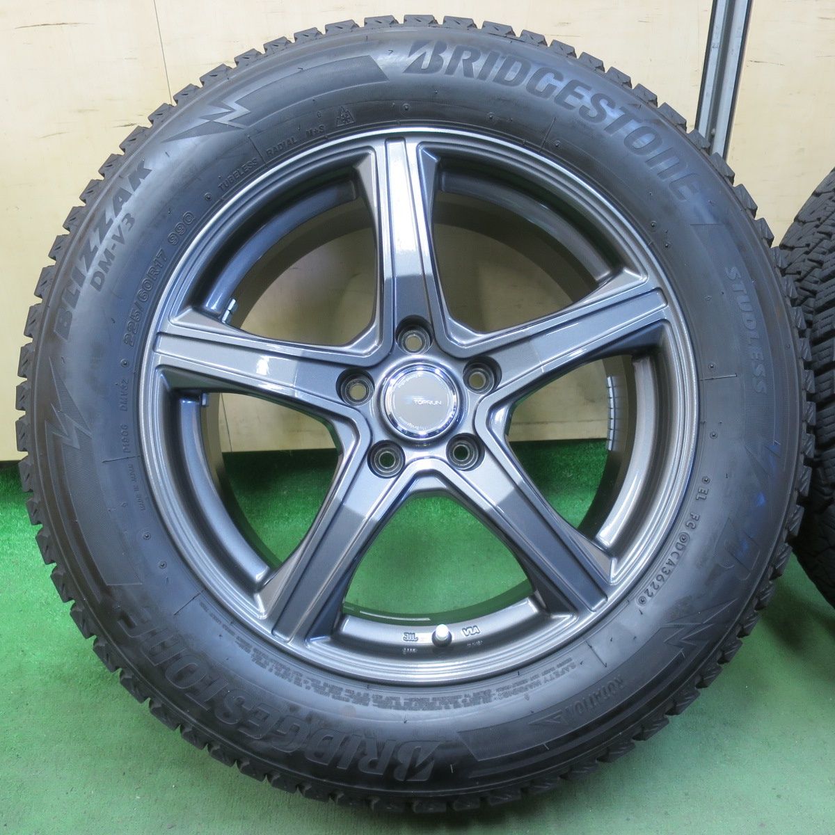 バリ溝 22年 キレイ 9分 スタッドレス 225 60 R 17 ブリヂストン ブリザック DM V 3 TOPRUN トップラン 17インチ PCD 114 5 H 5110711イス