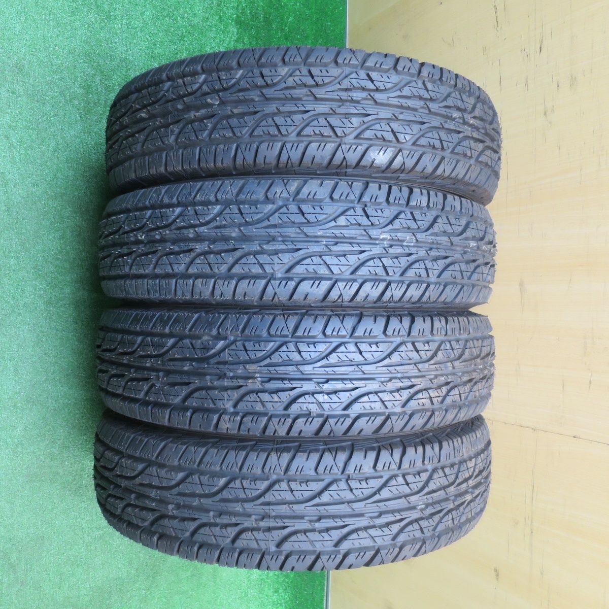 21年 195 80 R 15 ダンロップ グラントレック AT 3 タイヤ 15インチ ハイエース キャラバン 等 スタ