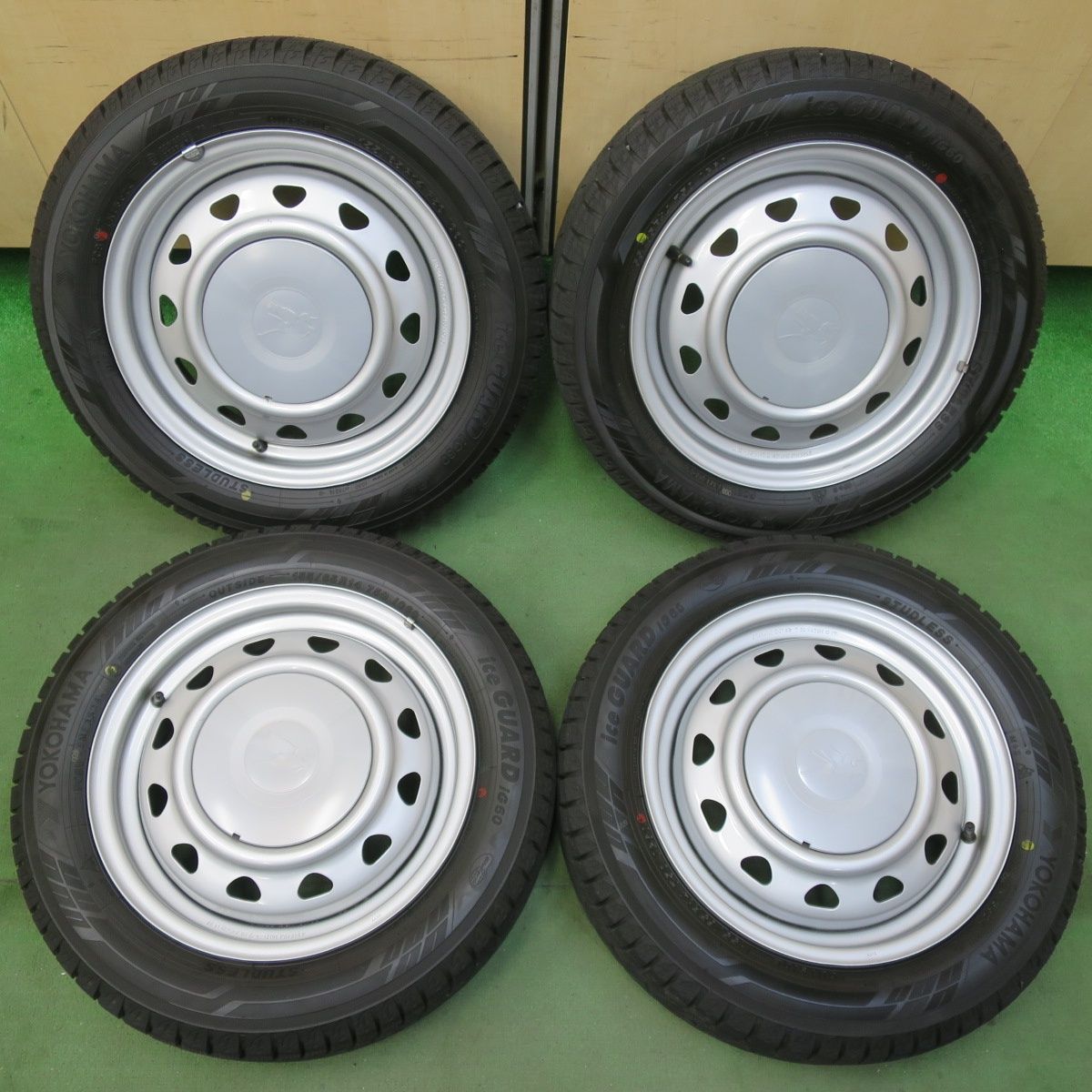 バリ溝!24年!キレイ!ほぼ10分☆スタッドレス 155/65R14 ヨコハマ バリ溝!24年!キレイ!ほぼ10分☆スタッドレス 155/65R14 ヨコハマ