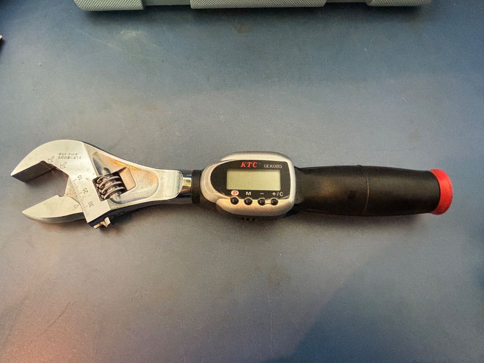 KTC 京都機械工具 進化形デジタルトルクツール デジラチェ モンキタイプ パワーセンサ搭載固定グリップ採用 GEK085-W36 化粧箱に汚れ潰れあり デジタル計未