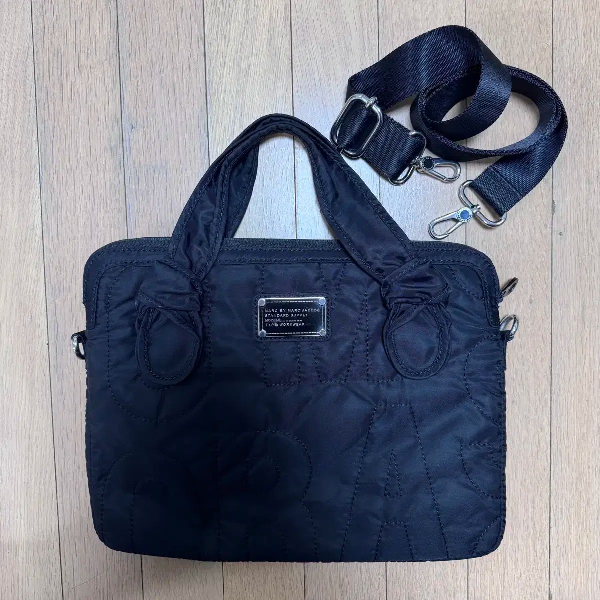 マーク ジェイコブス イニシャル キルティング ノートパソコン バッグ ブラック