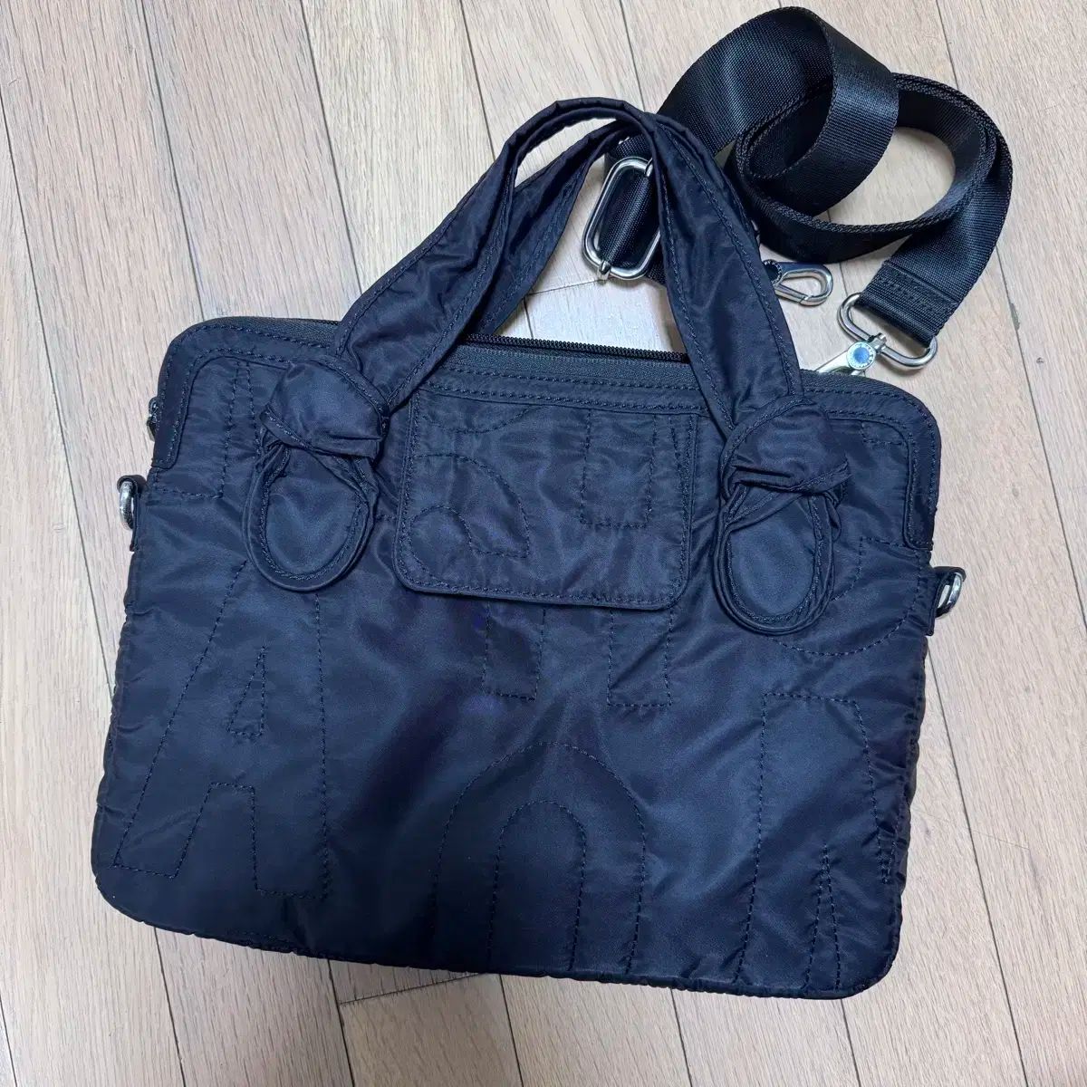 マーク ジェイコブス イニシャル キルティング ノートパソコン バッグ ブラック