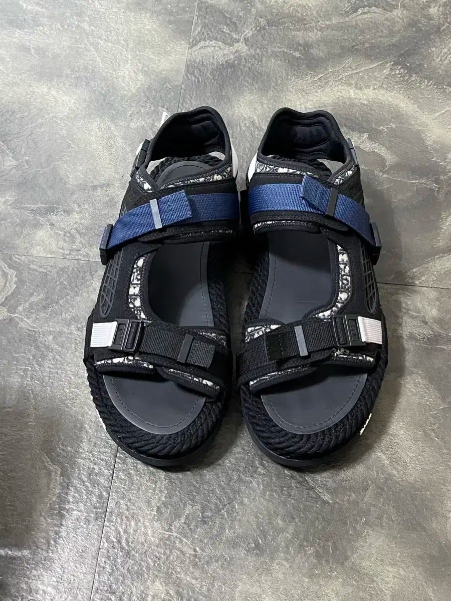 アトラス サンダル