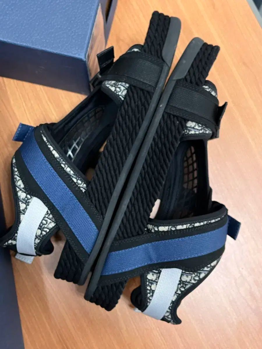 アトラス サンダル