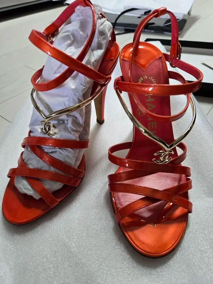 シャネル オレンジ ペンダント ストラップ サンダル ヒール