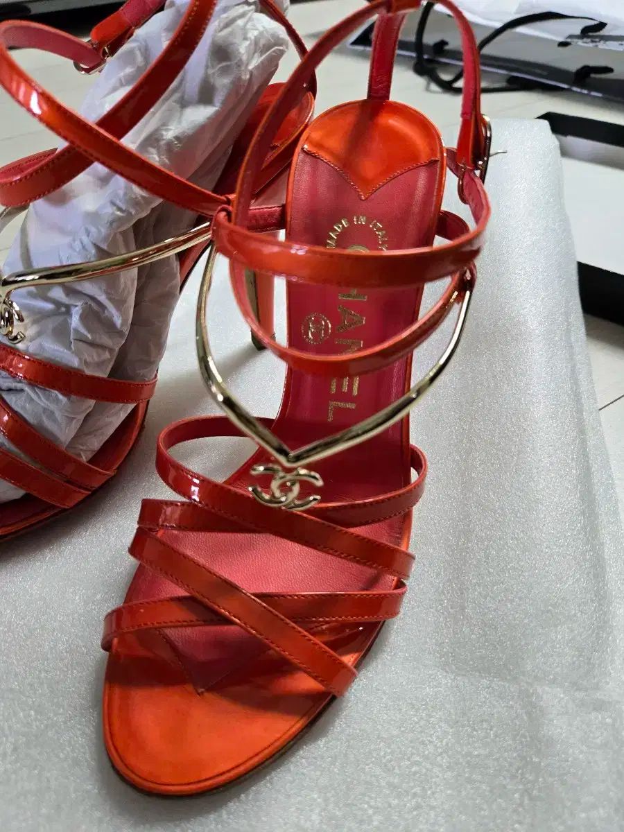 シャネル オレンジ ペンダント ストラップ サンダル ヒール