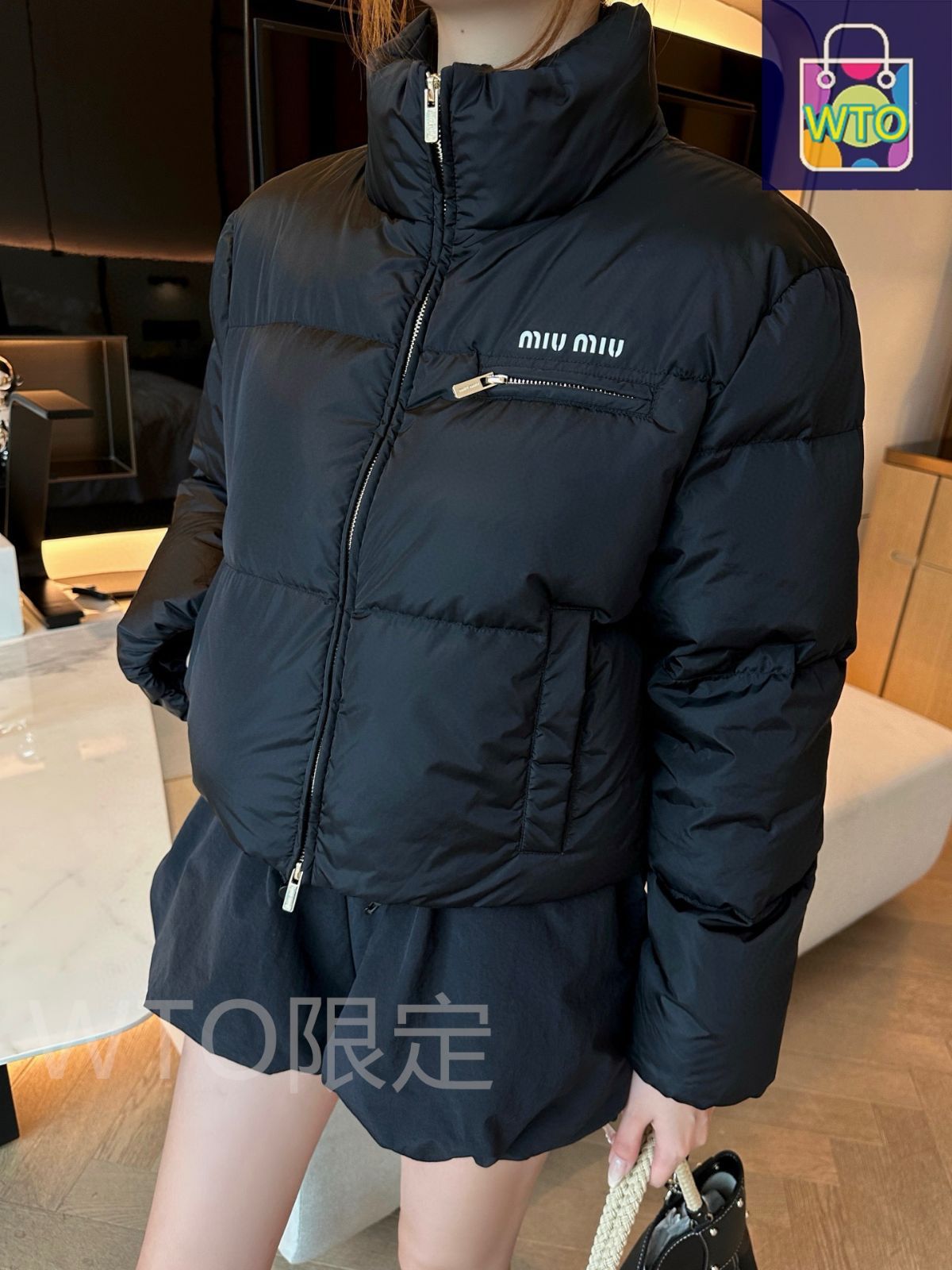 今日 Miu Miu ミュウミュウ 立襟ショートダウンジャケット ロゴプリント 90 ホワイトダックダウン充填ダウンジャケット アウター トップス