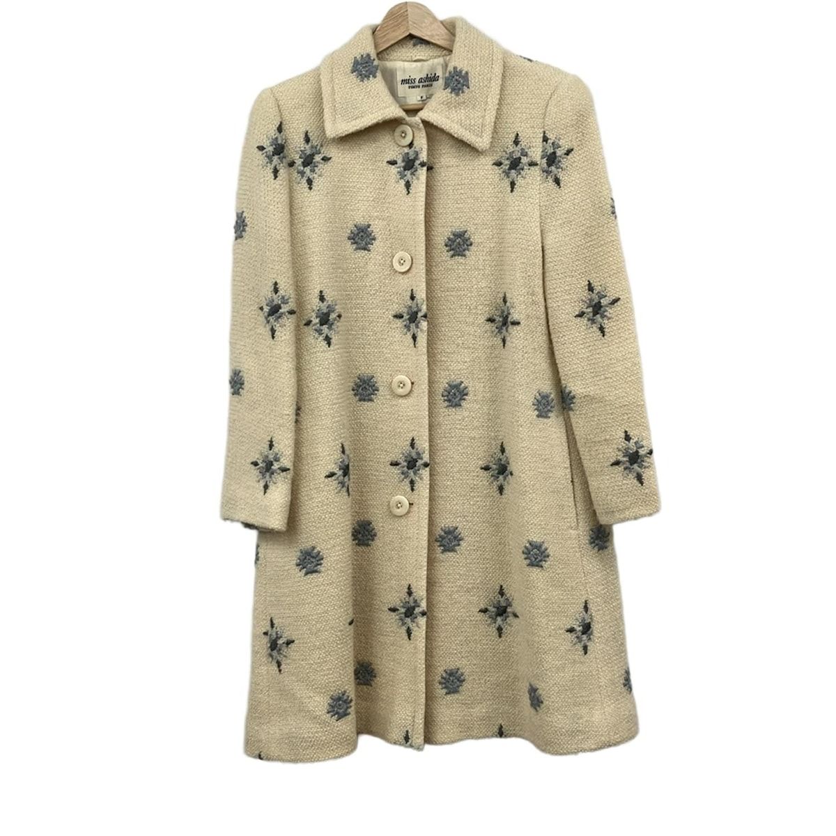 miss ashida ミスアシダ コート サイズF レディース - アイボリー×ライトブルー×ネイビー 長袖 刺繍 秋 冬