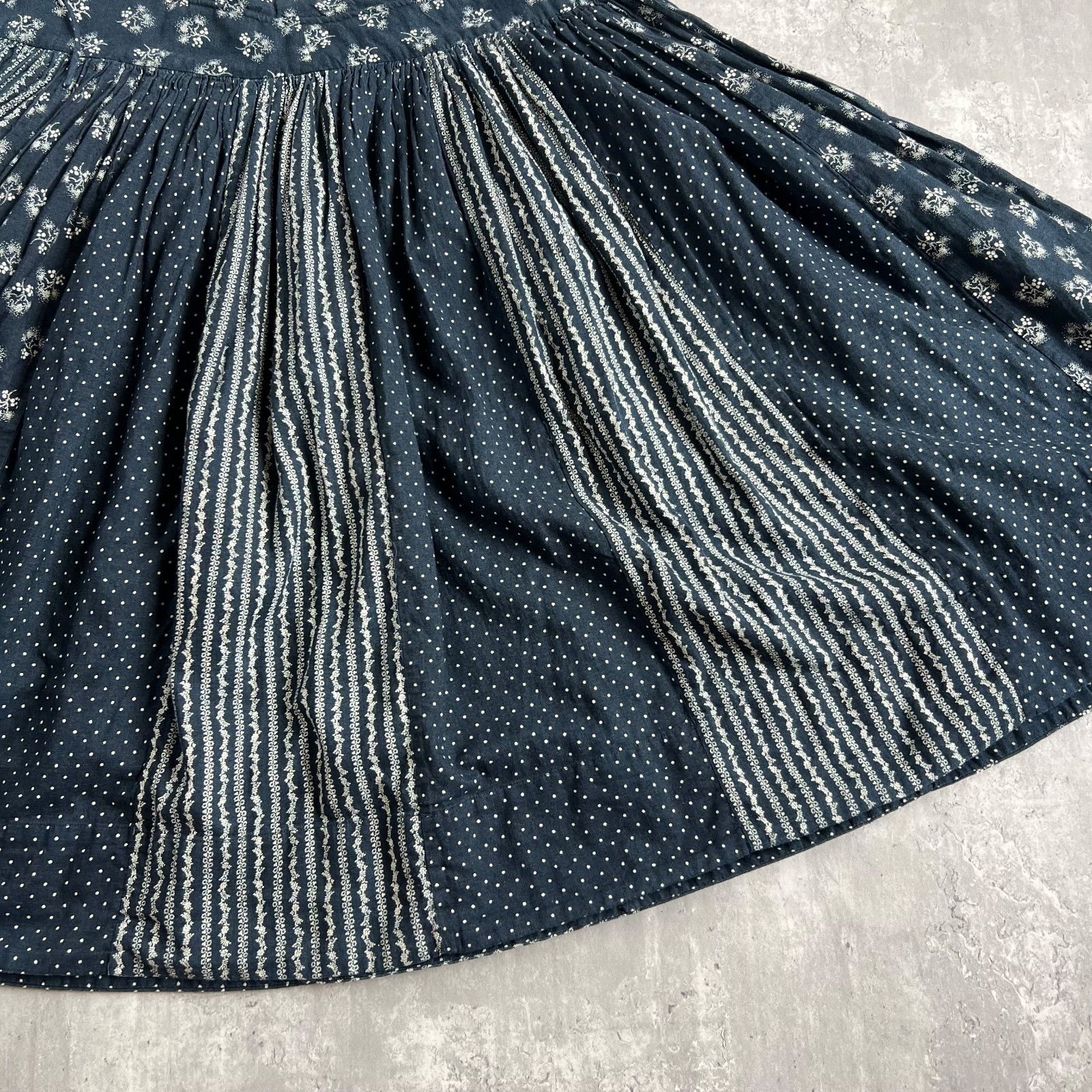 45R インディゴのパッチワークスカート 45R（フォーティファイブアール）の「タペットの小花パッチワーク