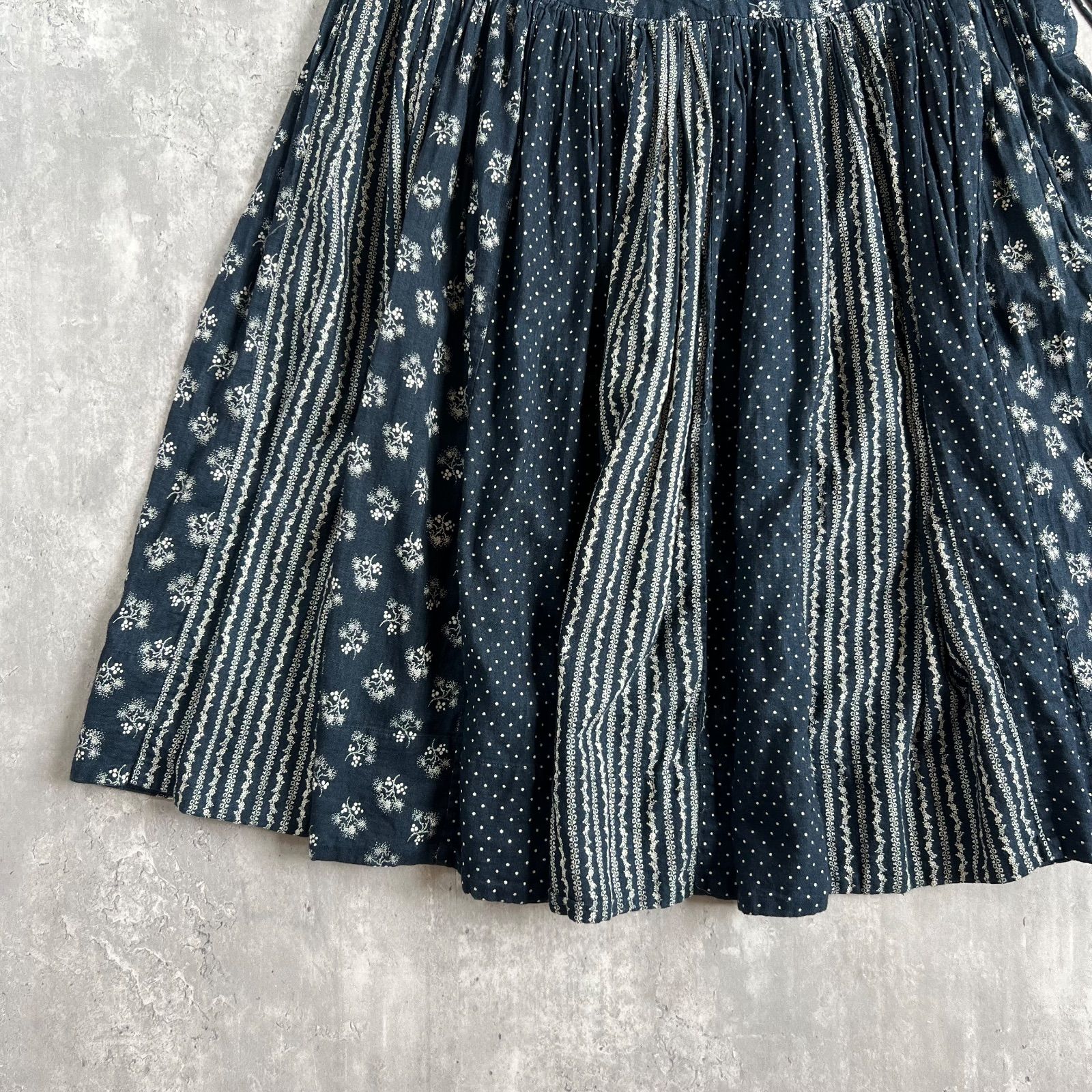 45R インディゴのパッチワークスカート 45R（フォーティファイブアール）の「タペットの小花パッチワーク