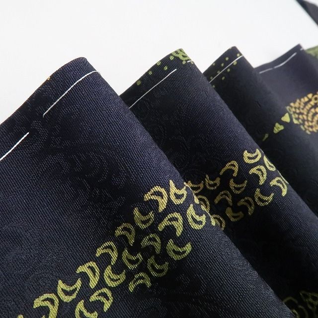 ❁tomihisa❁新品 BANKAN 着物 正絹 仕付け糸付”静かな黒に浮かぶ洗練