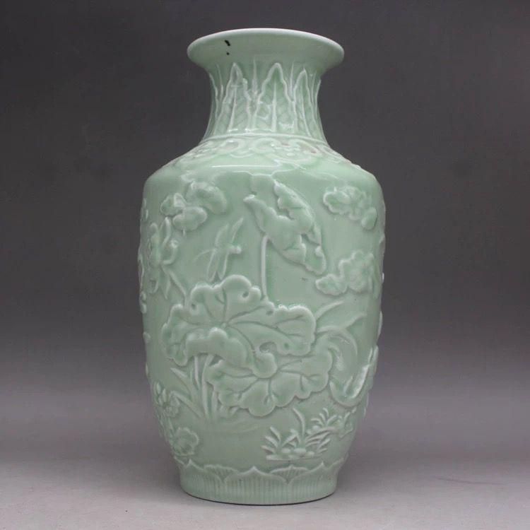 青磁 蓮池の浮彫り 花瓶 花器 装飾品 置物