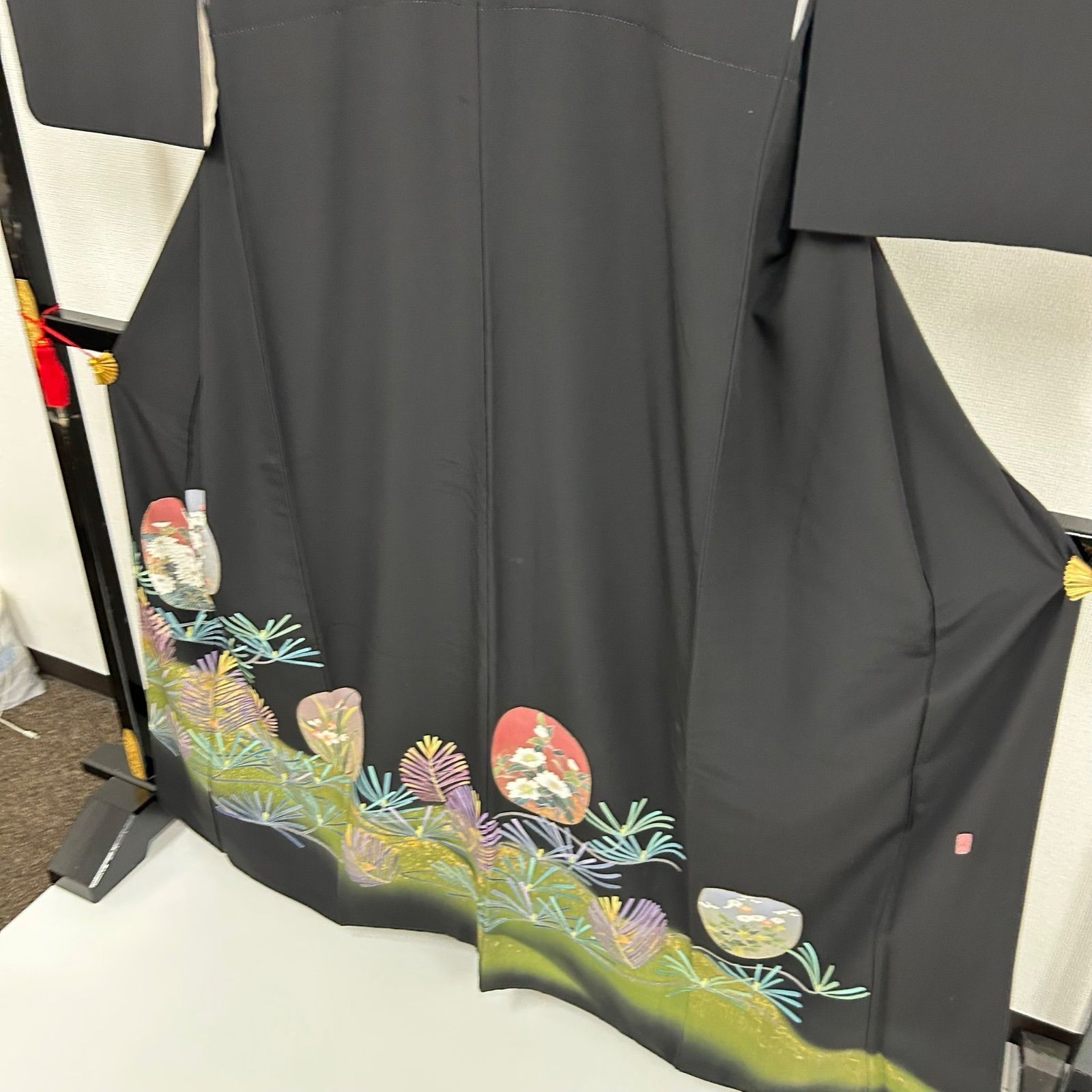 美品❇️作家もの正絹金彩刺繍黒留め比翼仕立て❇️五つ紋フルセット 作家物 金駒刺繍 金彩友禅 黒留袖 比翼仕立て 正絹 五つ紋 唐花 黒 364