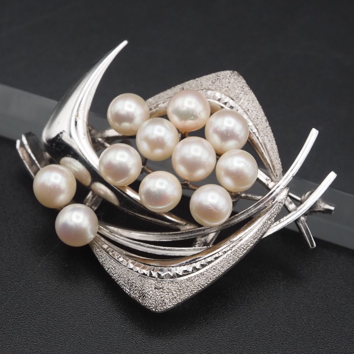 H 981 本真珠 6.4 mm 11珠 パール 刻印 2 way ブローチ 帯留め デザイン シルバー コサージュ 和装小物 誕生石
