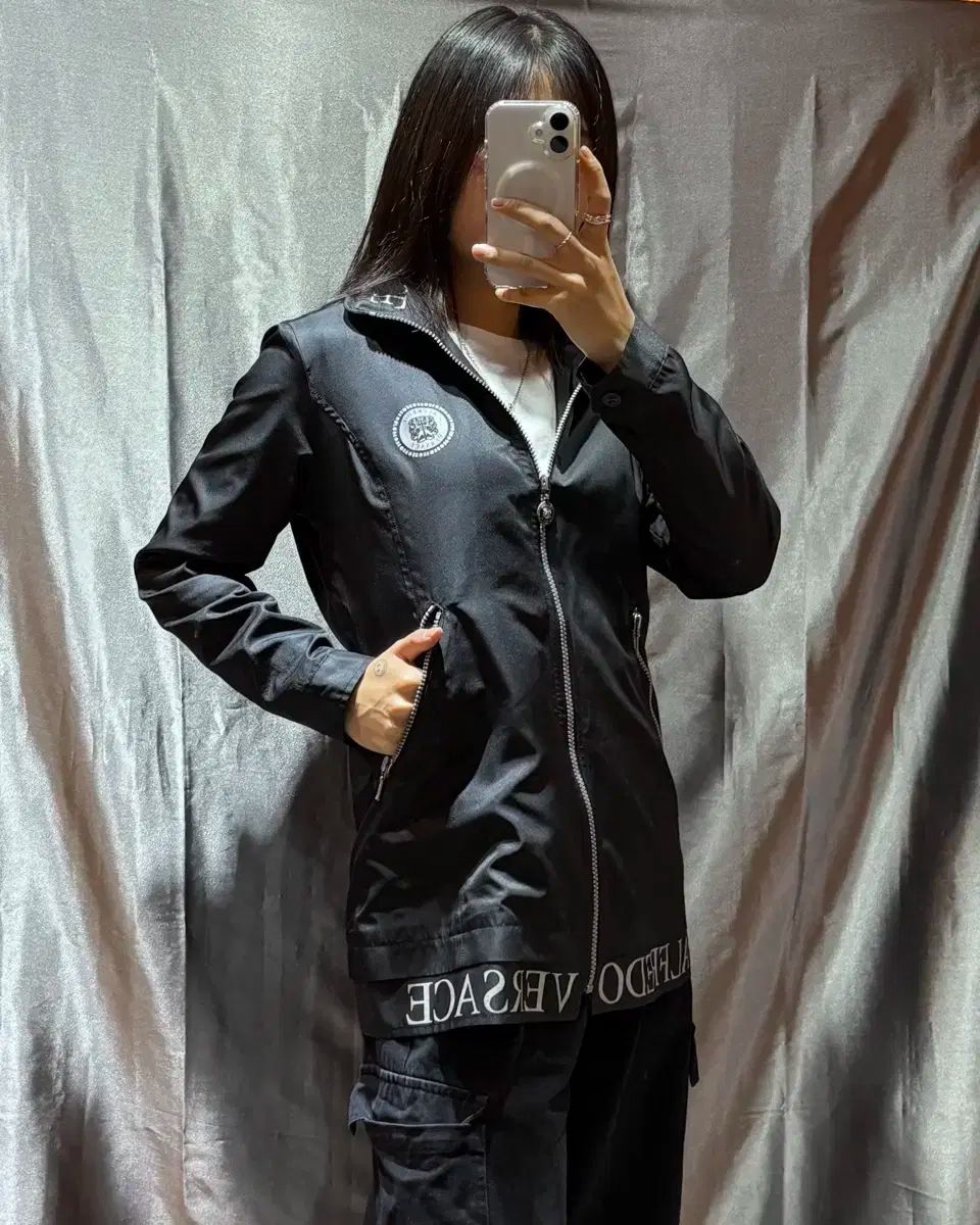 M ヴェルサーチェ サークルロゴ スペル ナイロン ジャケット