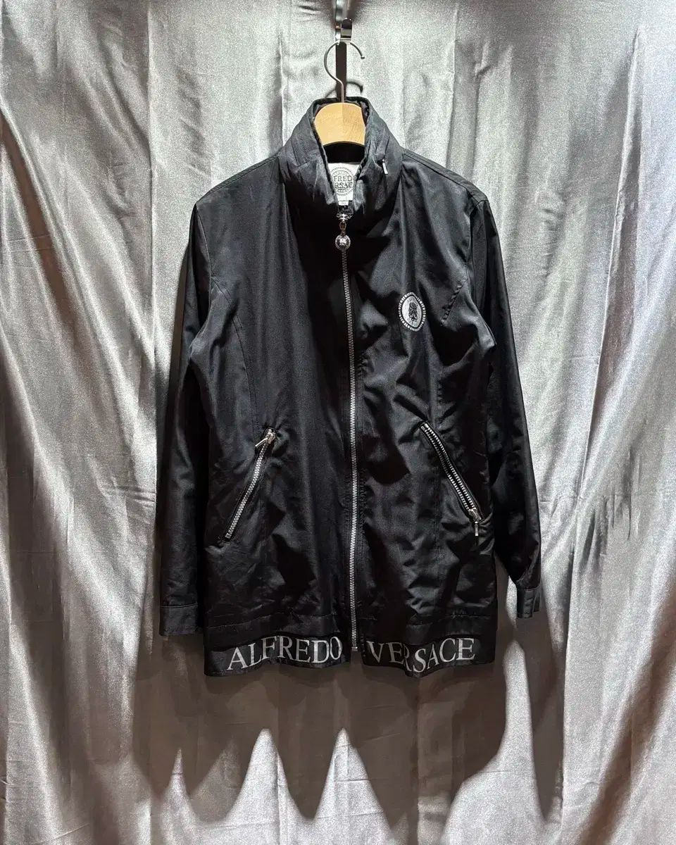 M ヴェルサーチェ サークルロゴ スペル ナイロン ジャケット