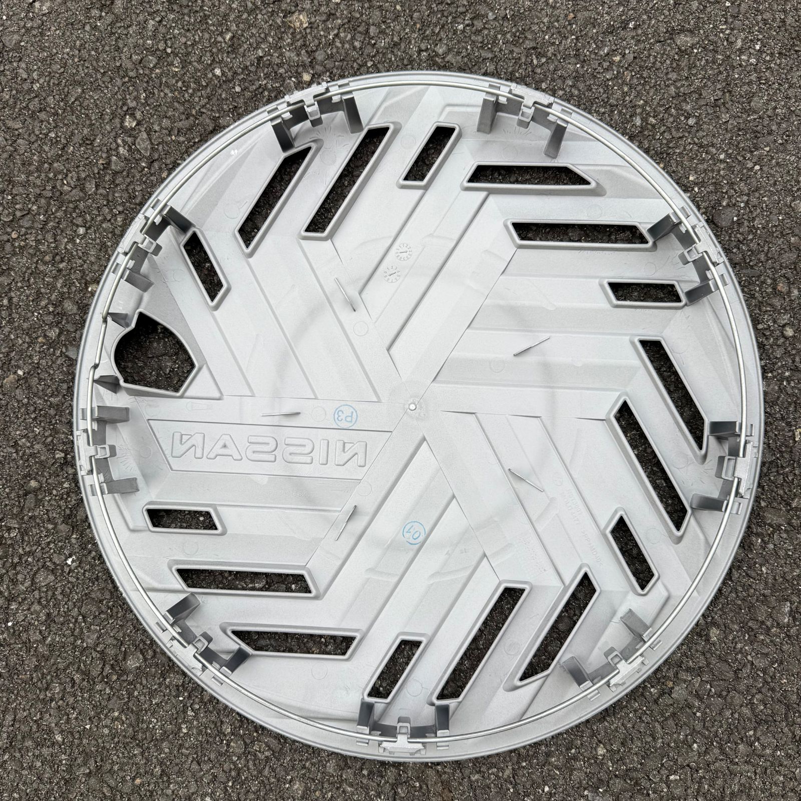 日産　ノート　E13 純正ホイール　ホイールキャップ　セット　16インチ 新車外し】日産 ノート E13 純正 16インチ ホイールカバー＆スチール