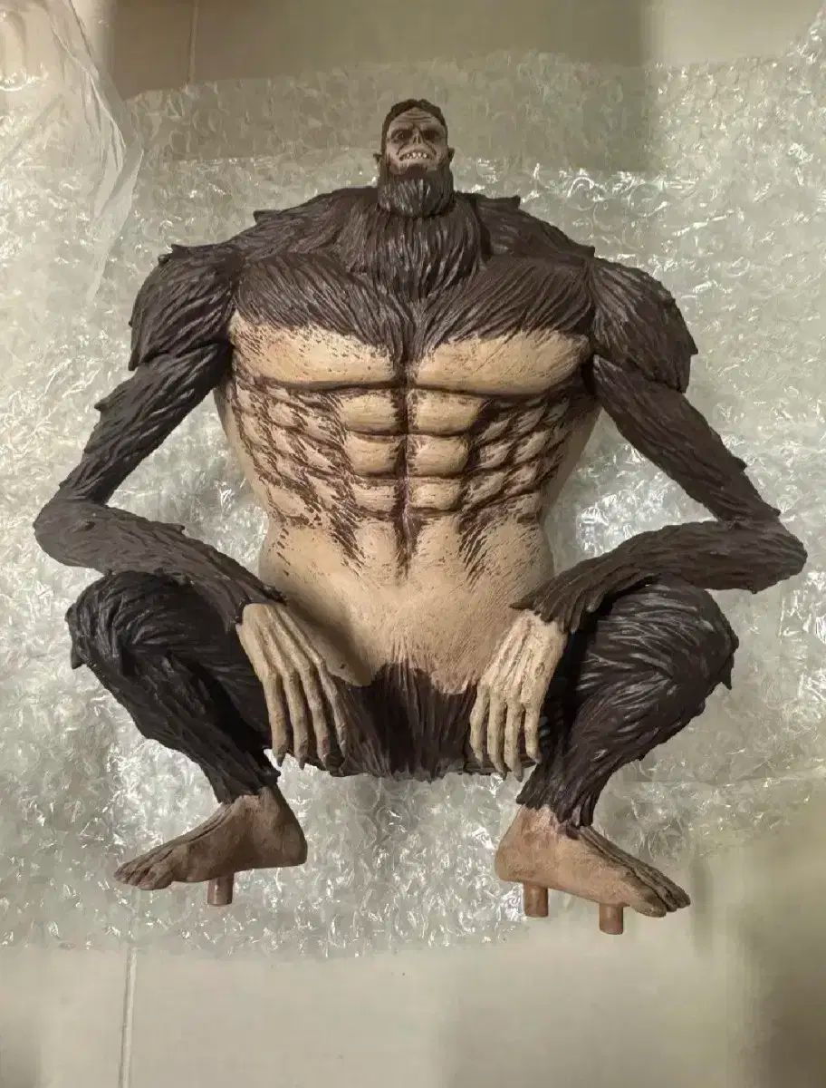 引っ越しによる進撃の巨人 獣の巨人のフィギュア
