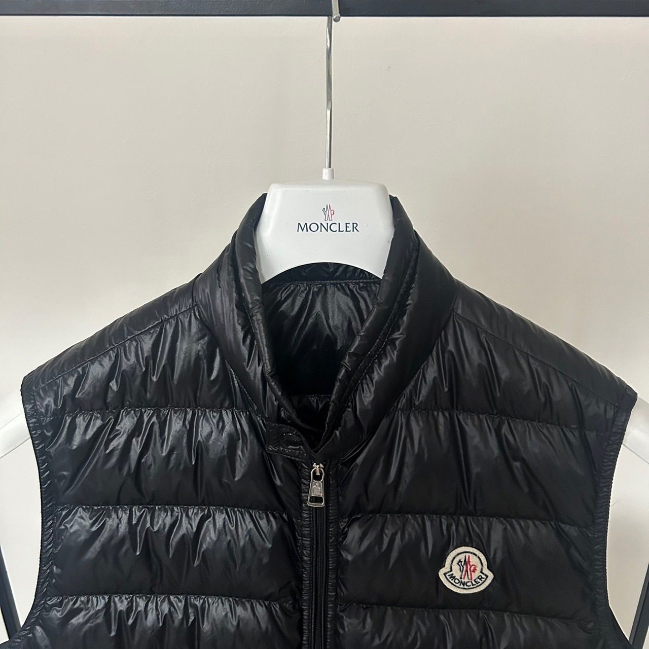 MONCLE ダウンベストGUI GILETブラック Black Gui Packable Down Vest - Vests for Men | Moncler US